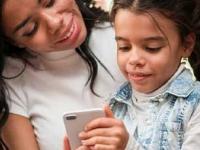 स्मार्ट पालक बना! मुलांशी भांडण्यापेक्षा फोनची सवय सोडवण्यासाठी 'ही' सेटिंग बदला, टेन्शन फ्री व्हा - Marathi News | decode how to control kids screen time on android and iphone easily tips | Latest sakhi News at Lokmat.com