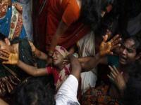 रात्रीच्या अंधारात काढतात किन्नरची अंत्ययात्रा; माणसांपासून लपवलं का जातं? वाचा - Marathi News | Kinner's funeral procession is carried out in the darkness of night; Transgender (Kinnar) last rites Unknown Story, Know About all | Latest jarahatke Photos at Lokmat.com