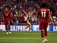 फुटबॉल ग्राउंडवर धावत आलेली ती 'बिकिनी गर्ल' आहे तरी कोण? - Marathi News | Who is UEFA Champions League final's pitch-invader Kinsey Wolanski? Find out more about the curvaceous model | Latest football Photos at Lokmat.com