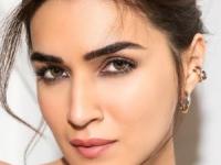 क्रिती सनॉन कशी दिसते इतकी सुंदर? तिनेच सांगितल्या ७ गोष्टी, चेहऱ्यावरचं तेज कायम वाढतं - Marathi News | Kriti Sonnen beauty secrets Bollywood actress skincare tips How to get glowing skin naturally | Latest sakhi Photos at Lokmat.com