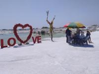 अजबच! येथे चक्क डम्पिंग ग्राऊंड बनलंय पर्यटकांच्या आकर्षणाचं केंद्र, फोटोशूटसाठी होतेय गर्दी, कारण काय? - Marathi News | Kishangarh Dumping Yard: Strange! This dumping ground has become a tourist attraction, there are crowds for photo shoots, why? | Latest national Photos at Lokmat.com