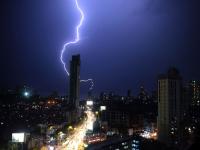 मुंबईत पावसाची दणक्यात एन्ट्री - Marathi News | Rainfall Entry in Mumbai | Latest mumbai Photos at Lokmat.com