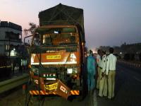 काळाचा घाला ! भीषण दुर्घटनेत 5 विद्यार्थ्यांचा जागीच मृत्यू - Marathi News | truck accident at kolhapur 5 sangli's student died | Latest kolhapur Photos at Lokmat.com