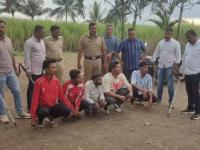 आधी भर रस्त्यात कोयता नाचवला, गाडी चालकांना धमकावलं, आता पोलिसांनी त्याच ठिकाणी गुडघ्यावर बसवलं; व्हिडीओ व्हायरल - Marathi News | Kolhapur Crime News First, he danced with a scythe on the road, threatening drivers, now the police made him kneel at the same place; Video goes viral | Latest kolhapur News at Lokmat.com आधी भर रस्त्यात कोयता नाचवला, गाडी चालकांना धमकावलं, आता पोलिसांनी त्याच ठिकाणी गुडघ्यावर बसवलं; व्हिडीओ व्हायरल - Marathi News | Kolhapur Crime News First, he danced with a scythe on the road, threatening drivers, now the police made him kneel at the same place; Video goes viral | Latest kolhapur News at Lokmat.com