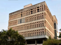 Kolhapur: 'केडीसीसी'ची खुर्ची एवढी वजनदार, की कर्मचाऱ्यांना दहा वर्षे सोडवेना - Marathi News | The KDCC chair is so heavy that the employees will not be able to lift it for ten years. | Latest kolhapur News at Lokmat.com