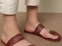 साडी असो की कुर्ती, प्रत्येक ड्रेसवर शोभून दिसते कोल्हापूरी चप्पल, पायही दुखणार नाहीत.. - Marathi News | Kolhapuri chappal style tips wear in saree dress kurti jeans match every outfit latest trendy option women fashion | Latest sakhi Photos at Lokmat.com