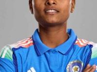 Kranti Goud : छत्त्तरपूरच्या क्रांतीने केली किमया, खेड्यातली एक तरुणी झाली यशस्वी क्रिकेट स्टार - Marathi News | Kranti Goud: a young woman from the village became a successful cricket star | Latest sakhi Photos at Lokmat.com