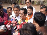 थाटामाटात अर्ज, पण दुसऱ्याच दिवशी माघार; कृष्णराज महाडिक यांची निवडणूक न लढवण्याची घोषणा - Marathi News | kolhapur municipal corporation election Krishnaraj Mahadik announces he will not contest the election | Latest kolhapur News at Lokmat.com