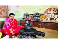 Birthday Special : कंगना रानौतने कुटुंबासोबत साजरा केला वाढदिवस, गाणं गाऊन शहिदांना वाहिली श्रद्धांजली - Marathi News | Birthday Special: Kangana Ranut celebrates birthday with family, pays homage to martyrs | Latest filmy Photos at Lokmat.com