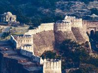 जगातील दुसरी लांब भिंत भारतात; एकाचवेळी दहा घोडे दौडू शकतात - Marathi News | interesting fact of wonderful wall of kumbhalgarh fort in rajasthan | Latest jarahatke Photos at Lokmat.com