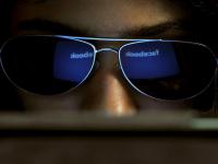 सावध व्हा! तुमच्यावर सतत 'वॉच' आहे, पण कोणाचा...? - Marathi News | Be careful! Facebook is watching on you, see how? | Latest tech Photos at Lokmat.com