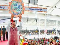 एक दोन नाही...! पंधरा राज्यांमध्ये बहिणी झाल्या लाडक्या; त्या कुठे कुठे करतात खर्च... - Marathi News | Not one or two...! Sisters have become beloved in fifteen states; Where do they spend their money of Ladki bahin yojana ? | Latest national News at Lokmat.com