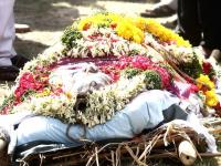 अंत्यसंस्कारावेळी मृत व्यक्तीनं पाणी गिळलं, कुटुंबीयांनी रुग्णालयात नेलं अन्... - Marathi News | Family members take dead man to hospital after he swallows water | Latest national Photos at Lokmat.com