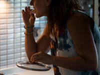 तुम्हालाही रात्री २-३ वाजता अचानक खूप भूक लागते, रोजची सवय की शरीर देतंय धोक्याचा इशारा? - Marathi News | late night eating and hunger causes and treatment | Latest sakhi News at Lokmat.com