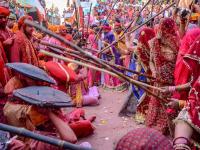 Holi 2019 : 'लाठीमार होळी'...महिला लाठीने पुरुषांना मारतात - Marathi News | Holi 2019 : colourful pictures of traditional lathmar holi 2019 from barsana in mathura | Latest jarahatke Photos at Lokmat.com