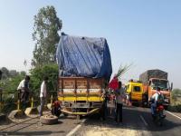 लातूरजवळ क्रूझरची दोन गाड्यांना धडक, भीषण अपघातात 7 जणांचा जागीच मृत्यू - Marathi News | Two trucks carrying a cruise ship near Latur, seven people died on the spot | Latest latur Photos at Lokmat.com