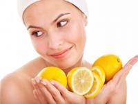 त्वचेचा रंग उजळवण्यासाठी 'हा' आहे सर्वात स्वस्त उपाय, असा करा वापर - Marathi News | lifestyle use lemon as natural bleach for fair skin home remedy | Latest beauty Photos at Lokmat.com