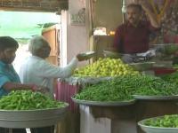 भाज्यांचे दर गगनाला भिडले; लिंबू ३०० रुपयांच्या पुढे, सामान्यांसाठी राहिले फक्त कांदे, बटाटे - Marathi News | know about retail inflation green vegetables lemon price jumps only potato and onion under control | Latest national Photos at Lokmat.com