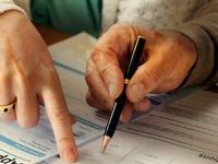 विमा घेताय? केवळ जाहिरातींवर जाऊ नका; 'या' ४ तांत्रिक गोष्टी तपासा, अन्यथा क्लेमवेळी होईल पश्चात्ताप! - Marathi News | Buying Life Insurance? Don't Ignore the Persistency Ratio and Grievance Redressal | Latest business News at Lokmat.com