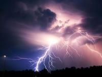 सूर्यापेक्षा जास्त तापमान, ८४ किमी प्रति सेकंद वेग, आकाशातून कोसळणाऱ्या विजेपासून असा करा स्वत:चा बचाव - Marathi News | Do this to protect yourself from lightning falling from the sky | Latest national Photos at Lokmat.com