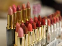 लिपस्टिक ऑनलाईन खरेदी करायचीय?, मग 'या' गोष्टींची घ्या विशेष काळजी - Marathi News | Makeup Tips how to buy lipstick online know the steps | Latest beauty Photos at Lokmat.com