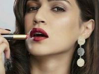 जुन्यापुराण्या लिपस्टिक विसरा, पाहा लिपस्टिकच्या ६ भन्नाट आकर्षक शेड फक्त २०० रुपयांना - Marathi News | Tired of the usual lipstick shades Check out these 6 stunning options for Lipstick shades for Indian skin just Rs. 200 | Latest sakhi Photos at Lokmat.com