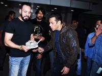 सुपरस्टार सलमान खानने 'असा' साजरा केला बर्थ डे, बघा कशी केली धमाल! - Marathi News | Superstar Salman Khan celebrates 'Birthday', see how he did! | Latest filmy Photos at Lokmat.com