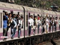 लोकल ट्रेनच्या दरवाजाजवळ उभे राहणे हा निष्काळजीपणा नव्हे; उच्च न्यायालयाचा निर्णय - Marathi News | Standing near the door of a local train is not negligence; High Court rules | Latest mumbai News at Lokmat.com