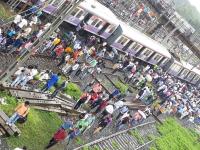 मुंबई: हार्बर रेल्वे मार्गावर लोकलचे 6 डबे रूळांवरून घसरले - Marathi News | Local derailed near Mahim station | Latest mumbai Photos at Lokmat.com