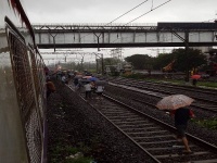 Mumbai Train Update : सायन-माटुंग्यात track वर पाणी; लोकलचा खोळंबा, प्रवाशांचे हाल