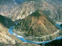 भारतातील या रहस्यमयी घाटातून जाणारा केव्हाच परतत नाही, जगातील दुसरा 'बर्म्युडा ट्रँगल' म्हणून ओळख - Marathi News | Shangri la valley between tibet and arunachal pradesh whose mystery is still unsolved | Latest social-viral Photos at Lokmat.com