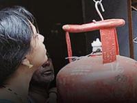 सिलेंडरमध्ये १४.२ किलो गॅस असण्यामागे 'हे' आहे मोठे सुरक्षा कारण; ९९ टक्के लोकांना माहिती नाही - Marathi News | Why Domestic LPG Cylinders Have Exactly 14.2 kg Gas? The Science Behind the Number | Latest business Photos at Lokmat.com