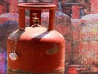 LPG Price Hike: नव्या महिन्याच्या पहिल्याच दिवशी झटका! LPG सिलिंडरच्या किंमतीत वाढ, काय आहेत नवे दर? - Marathi News | LPG Price Hike commercial 19 kg gas cylinder price hike know your city rates mumbai chennai delhi kolkata | Latest business Photos at Lokmat.com