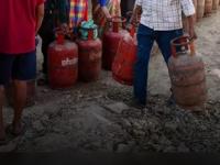 LPG Price Today: आज एलपीजी सिलिंडरच्या किमतीबाबत काय आहेत अपटेड? पटापट चेक करा - Marathi News | LPG Price Today What is the update on the price of LPG cylinders today Check delhi to mumbai price quickly | Latest business News at Lokmat.com
