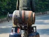 नववर्षाच्या पहिल्याच दिवशी महागाईचा झटका, एलपीजी सिलेंडरच्या दरात मोठी वाढ - Marathi News | LPG Price Hike: Inflation hits on the first day of the New Year, huge increase in LPG cylinder prices | Latest business News at Lokmat.com