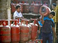 अमेरिका-इराण युद्धविरामानंतर केंद्र सरकारचा मोठा निर्णय; LPG पुरवठ्याबाबत नवा फॉर्म्युला तयार - Marathi News | Central government big decision after US-Iran ceasefire; New formula prepared for LPG supply | Latest national News at Lokmat.com