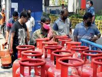 सर्वसामान्यांना महागाईचे चटके; जाणून घ्या, LPG सिलेंडरच्या दरात का वाढ होतेय? - Marathi News | Inflationary pressures to the general public; Know, why the price of LPG Gas cylinder is increasing? | Latest business Photos at Lokmat.com