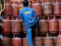 आता विनाअनुदानित सिलेंडरवरही मिळवा सवलत; जाणून घ्या बुकिंगची 'ही' पद्धत - Marathi News | now book lpg cylnder via online platform and get extra discount on gas cylinder | Latest business Photos at Lokmat.com