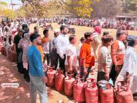 विशेष लेख: मृताच्या टाळूवरचे लोणी खाणाऱ्यांना अद्दल घडवा! - Marathi News | special article on us israel iran war and after effects lpg cylinder shortage petrol diseal rates high | Latest editorial News at Lokmat.com