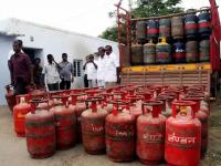 पहिल्याच दिवशी महागाईचा झटका! LPG सिलिंडरचा दर 39 रुपयांनी वाढला, पण एक मोठा दिलासाही मिळाला - Marathi News | Inflation shock from today 1 september 2024 commercial lpg cylinder price increase by Rs 39, but also a big relief | Latest business Photos at Lokmat.com