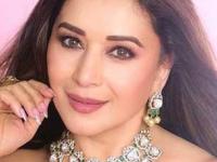 वय केवळ आकडाच! पन्नाशीतही 'धक धक गर्ल' माधुरीची त्वचा चमकते आरशासारखी- रोज करते ६ गोष्टी, दिसते आजही सुंदर... - Marathi News | Madhuri Dixit beauty secrets at age 50 How Madhuri Dixit maintains glowing skin Daily skincare routine of Madhuri Dixit Anti-aging tips followed by Bollywood actresses | Latest sakhi Photos at Lokmat.com