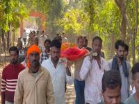 लाडात वाढवलं, खूप शिकवलं, पण मुलीनं पळून जाऊन लग्न केलं, संतप्त कुटुंबानं जिवंतपणी काढली अंत्ययात्रा  - Marathi News | They raised her in a loving manner, taught her a lot, but the girl ran away and got married, the angry family held a funeral procession while she was still alive. | Latest national News at Lokmat.com