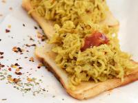 बर्गर, टोस्ट आणि रोल : मॅगीपासून बनवा या 5 चविष्ट रेसिपी - Marathi News | innovative maggi recipes like maggi spring rolls maggi cutlets or maggi burger recipe | Latest food Photos at Lokmat.com