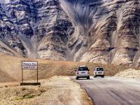Travel : लडाखमध्ये इंजिन बंद असूनही गाड्या आपोआप चढतात डोंगर; या 'मॅग्नेटिक हिल'चं रहस्य काय? - Marathi News | Travel: In Ladakh, cars automatically climb mountains even with the engine off; What is the secret of this 'Magnetic Hill'? | Latest travel Photos at Lokmat.com