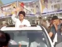 VIDEO: ज्योतिरादित्य शिंदेंच्या मुलाला अपघात, अभिवादन करत असताना सनरूफवर आदळले, छातीत दुखू लागले, प्रकृतीबाबत येतेय अशी माहिती - Marathi News | Jyotiraditya Scindia's son met with an accident, hit the sunroof while greeting, started having chest pain, information is coming about his health | Latest national News at Lokmat.com