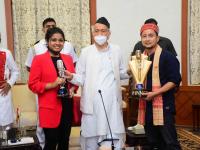 राज्यपालांनी ऐकला पवन-अरुणिताचा लाईव्ह परफॉर्मन्स, 'या' दोन गाण्यांनी जिंकलं मन - Marathi News | The Governor bhagatsingh koshyari also listened to Pawan-Arunita's live performance and wished her well for indian idol | Latest filmy Photos at Lokmat.com