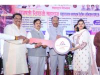 शासनाचे काम लोकाभिमुख, गतिमान आणि पारदर्शक; मुंबईतील लाभार्थ्यांना विविध लाभांचे वितरण - Marathi News | Government work is people-oriented, dynamic and transparent; Distribution of various benefits to beneficiaries in Mumbai | Latest maharashtra News at Lokmat.com