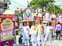 भगवान महावीर यांची जयंती गुरुवारी नागपुरात उत्साहपूर्ण वातावरणात विविध संस्था, संघटना आणि ट्रस्टच्या वतीने शोभायात्रा, चित्ररथ काढून तसेच मूर्तींना पंचामृत अभिषेक करून साजरी करण्यात आली. - Marathi News | On Thursday, Lord Mahavir's birth anniversary was celebrated on behalf of various organizations, organizations and trusts in Nagpur, taking pictures, paintings and idols to Panchamrta Abhishek. | Latest nagpur Photos at Lokmat.com