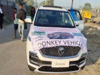 गाढवाने MG Hector ला ओढले, त्रस्त मालकाने फोटो काढले; पाहून कंपनीचा पाराच चढला - Marathi News | Donkey pulled the MG Hector, owner took photos; The company's angry on customer | Latest auto Photos at Lokmat.com
