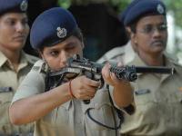 "तू एवढी लुकडी सुकडी, रायफल कशी झेपेल?"; रोड रोमिओने महिला पोलिसाचीच छेड काढली अन्... - Marathi News | Lady police beat a Road Romeo who teaser her in Bareli Uttar pradesh | Latest crime Photos at Lokmat.com